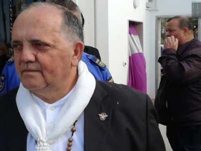 Finita la preghiera, tutti si avvicinano a Lodovico. Gli asciugano le lacrime con i loro fazzoletti, recuperando cos� quella che ritengono una sacra reliquia. Lui si alza e abbraccia tutti, uno per uno. Poi viene verso di noi e ci dice: �Vi ho sconvolti vero?�